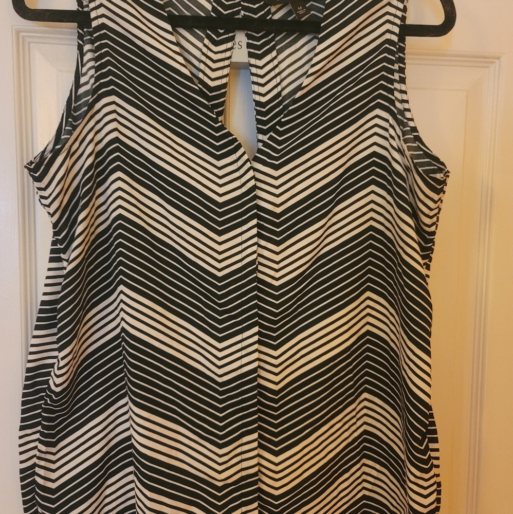 Banana Republic top. Size M. Sleeveless, button front.